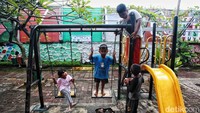 Para pengungsi di RPTRA Rasela terdiri atas lansia 34 orang, balita 61 orang, anak-anak 91 orang, dewasa 183 orang, remaja 44 orang, dan ibu hamil 5 orang.