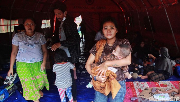 Korban Kebakaran Depo Plumpang Ngungsi di RPTRA Rasela Ratusan warga mengungsi imbas kebakaran Depo Plumpang, Jakarta Utara, Sabtu (4/3/2023). Salah satu lokasi pengungsian berada di RPTRA Rasela.