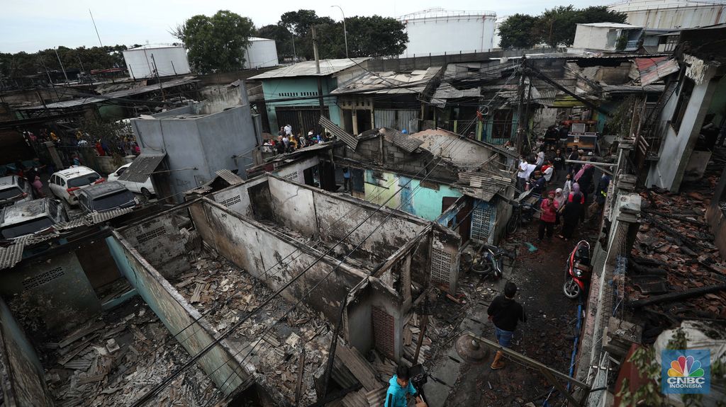 Korban kebakaran di kilang minyak Pelumpang, Jakarta (4/3/2023). (CNBC Indonesia/Tri Susilo)