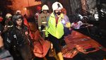 Potret Evakuasi Korban Tewas Akibat Kebakaran Depo Pertamina Plumpang