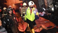 Petugas mengevakuasi jenazah korban kebakaran Depo Pertamina Plumpang di kawasan Jalan Koramil, Rawa Badak Selatan, Koja, Jakarta Utara, Jumat (3/3/2023).