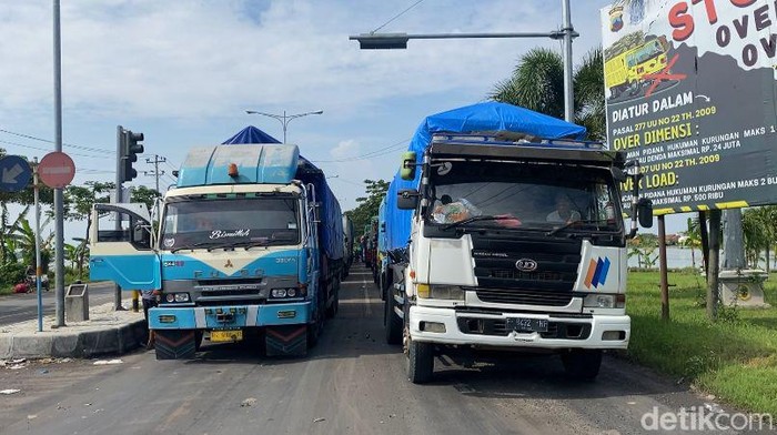 Macet di Jalur Pantura Pati-Rembang, Sabtu (4/3/2023). Sopir truk mengaku bingung harus lewat jalan mana.