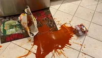 Menyimpan makanan pada posisi yang tak tepat membuat netizen ini harus menahan emosi. Baru membuka pintu kulkasnya, makanan yang ingin disantap langsung jatuh berserakan. Foto: Bored Panda & Facebook
