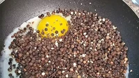 Telur ceplok yang hangat dengan taburan garam dan merica akan lebih lezat. Tetapi perlu berhati-hati agar sebotol merica tak tumpah seperti ini. Foto: Bored Panda & Facebook
