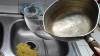 Gegara salah posisi menuang panci, sepertinya hari ini gagal makan mie instan. Mie yang baru saja matang jatuh ke tempat pencucian piring. Foto: Bored Panda & Facebook