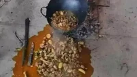Ingin memasak dengan cara tradisional, netizen ini lupa menyeimbangkan wajannya. Seluruh sayur yang dimasak habis tumpah sebelum disajikan. Foto: Bored Panda & Facebook