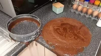 Menggunakan loyang bongkar pasang, bagian bawah loyang ini luput dipasang. Hasilnya seluruh adonan yang dituang tumpah semua. Foto: Bored Panda & Facebook