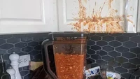 Lupa ditutup sebelum dinyalakan, saus yang diblender ini tak bisa dinikmati lagi. Seluruh kabinet di dapur menjadi korban cipratannya. Foto: Bored Panda & Facebook