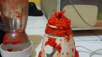Menghaluskan sambal dengan blender yang tak rapat, netizen ini gagal makan enak. Sambal yang baru halus sudah tumpah sebelum dimasak. Foto: Bored Panda & Facebook