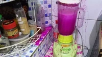 Belum ditutup kencang, jus buah naga ini bikin kekacauan di dapur. Seluruh sudut dapur berubah menjadi merah muda karena cipratannya. Foto: Bored Panda & Facebook