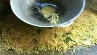 Nikmatnya mie godhog makin lengkap jika dinikmati bersama-sama. Jika tumpah seperti ini sepertinya harus menahan lapar bersama-sama juga. Foto: Bored Panda & Facebook