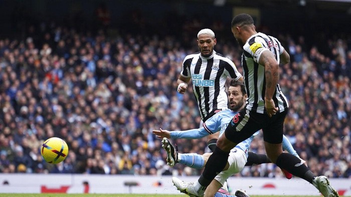 Manchester Citys Bernardo Silva scores his sides second goal during the English Premier League soccer match between Manchester City and and Newcastle, at the Etihad stadium in Manchester, England, Saturday, March 4, 2023. (AP Photo/Dave Thompson)