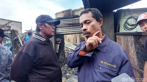 Marsian (53) meratapi rumahnya terimbas kebakaran depo Pertamina Plumpang. Dia juga mencari istri dan anaknya. RS Polri mengumumkan 2 korban teridentifikasi. (Rumondang N/detikcom)