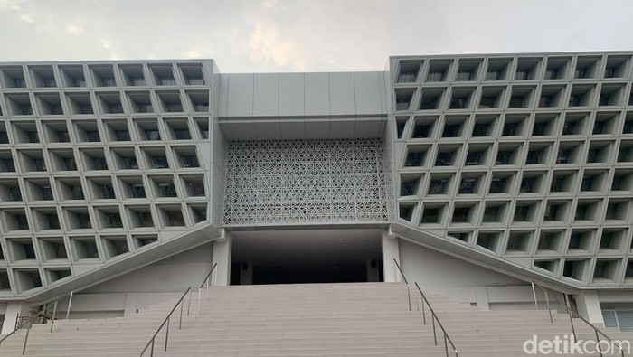 Masjid Islamic Center Jatim Masjid Islamic Center Jatim yang didesain Ridwan Kamil hampir rampung. Meski belum rampung 100 persen, masjid tersebut akan digunakan saat Ramadhan.