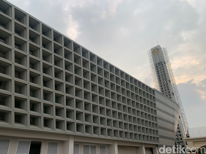 Masjid Islamic Center Jatim yang didesain Ridwan Kamil hampir rampung. Meski belum rampung 100 persen, masjid tersebut akan digunakan saat Ramadhan.