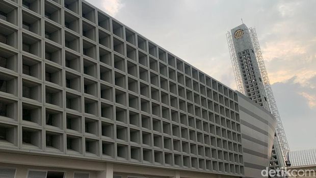 Masjid Islamic Center Jatim yang didesain Ridwan Kamil hampir rampung. Meski belum rampung 100 persen, masjid tersebut akan digunakan saat Ramadhan.