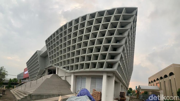 Masjid Islamic Center Jatim yang didesain Ridwan Kamil hampir rampung. Meski belum rampung 100 persen, masjid tersebut akan digunakan saat Ramadhan.