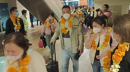 Sebanyak 150 penumpang maskapai Xiamen Airlines yang terbang perdana ke Bali secara langsung (direct flight) setelah pandemi COVID-19 tiba di Bandara I Gusti Ngurah Rai, Jumat (4/3/2023) malam.