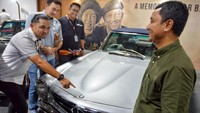 Ketua Umum New Eyes Club Indonesia (NECI 03) Rully Heryadi (kiri) menunjuk logo mobil Mercedes Benz milik Presiden RI ke-3 BJ Habibie, disaksikan Ketua Merceday Benz Indonesia Cecep Fajar (2 kiri), President Quad Event Management Michael Bayu Sumarijanto (3 kiri) dan Strategic Marketing & Communications Division Head Mandiri Tunas Finance Andes Saputra, pada  Merceday Benz ke -5, di Kota Baru Parahyangan, Bandung, Sabtu (4/3/2023).