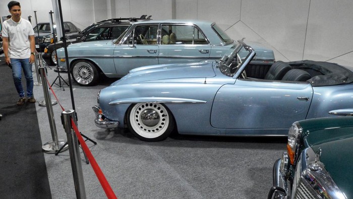 Mengintip Nostalgia Pecinta Mercy Kala Berkumpul di Bandung Beginilah kala pecinta Mercy berkumpul dan bernostalgia menikmati kendaraan kesayangannya Mercedes Benz dari masa ke masa.
