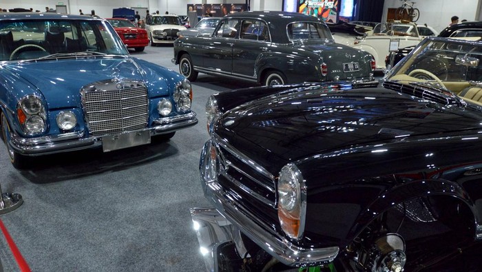 Mengintip Nostalgia Pecinta Mercy Kala Berkumpul di Bandung Beginilah kala pecinta Mercy berkumpul dan bernostalgia menikmati kendaraan kesayangannya Mercedes Benz dari masa ke masa.