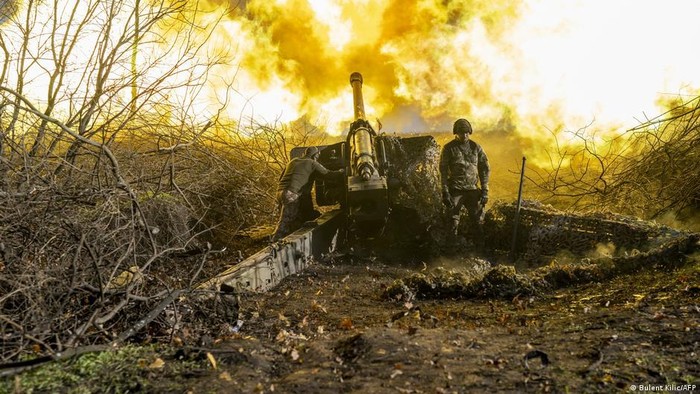 Menteri Pertahanan Rusia Sergei Shoigu menginspeksi pasukan di garis depan di Ukraina Timur. Hal itu seiring pertempuran di sekitar kota Bakhmut, Ukraina Timur.