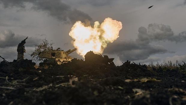 Menteri Pertahanan Rusia Sergei Shoigu menginspeksi pasukan di garis depan di Ukraina Timur. Hal itu seiring pertempuran di sekitar kota Bakhmut, Ukraina Timur.