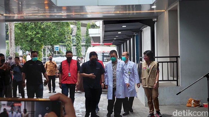 Menteri BUMN Erick Thohir cek korban kebakaran Depo BBM Plumpang di RSPP