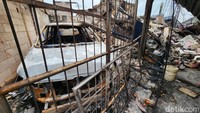 Mobil yang terbakar tinggal kerangkanya saja.