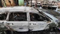 Belasan mobil yang ludes dilalap si jago merah itu terparkir di halaman rumah-rumah warga yang menjadi tempat penitipan kendaraan.