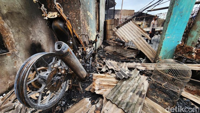 Kebakaran Depo Pertamina Plumpang, Koja, Jakarta Utara, tidak hanya menghanguskan rumah-rumah warga, Sabtu (4/3/2023. Sejumlah mobil dan motor juga hangus terbakar.