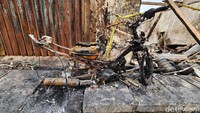 Saat ini garis polisi telah dipasang di sekitar lokasi kebakaran.