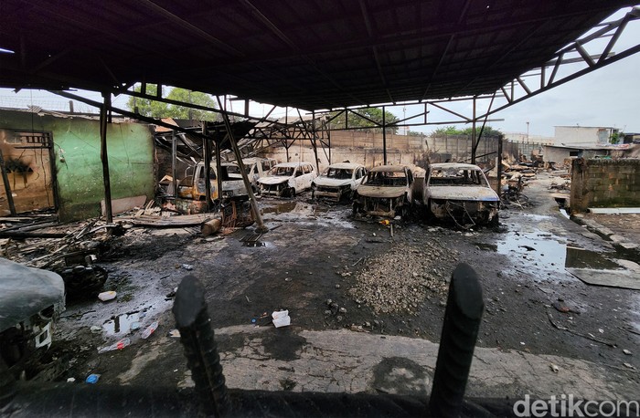 Mobil-Motor Hangus Imbas Kebakaran Depo Pertamina Plumpang Kebakaran Depo Pertamina Plumpang, Koja, Jakarta Utara, tidak hanya menghanguskan rumah-rumah warga, Sabtu (4/3/2023. Sejumlah mobil dan motor juga hangus terbakar.