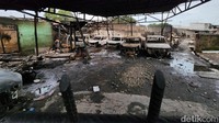 Sejumlah mobil hangus terbakar.