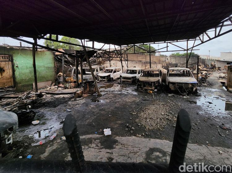 Mobil-Motor Hangus Imbas Kebakaran Depo Plumpang