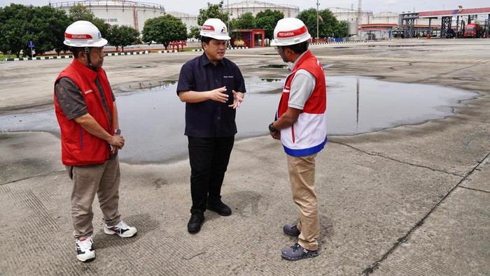 Menteri BUMN Erick Thohir menyambangi Depo Pertamina Plumpang, Jakut, Sabtu (4/3/2023) siang. Erick menegaskan akan mengawal kasus kebakaran tersebut.