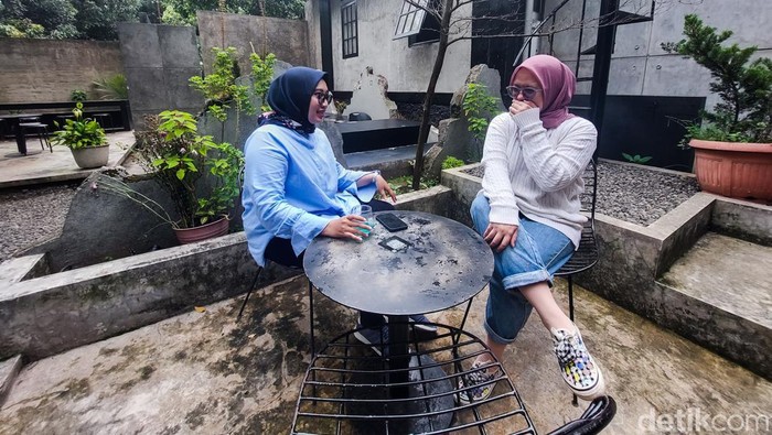 Muda-mudi Sunda Bercengkerama Saat Sedang Nongkrong