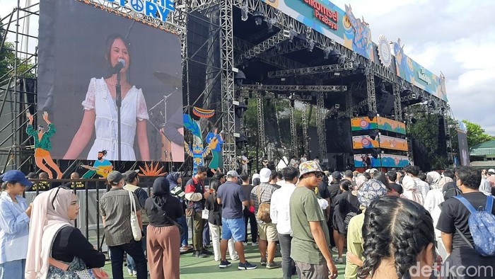 Nadin Amizah saat bernyanyi di atas panggung Now Playing Festival