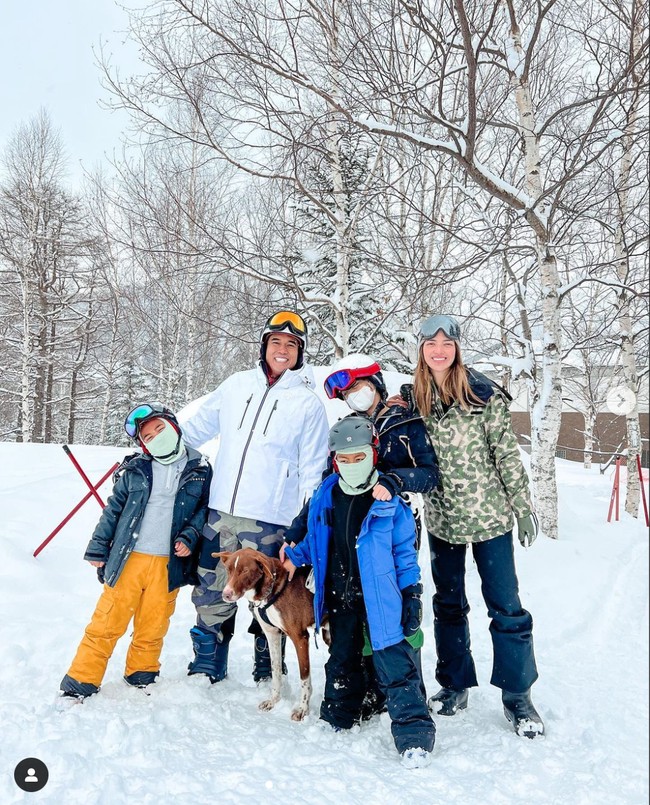 Selama di Jepang, Nia dan keluarganya menghabiskan waktu dengan bermain salju bersama. Terlihat kelimanya kompak berpose di tengah salju sambil mengenakan baju hangat. Foto: Instagram/@ramadhaniabakrie
