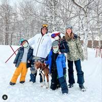 Selama di Jepang, Nia dan keluarganya menghabiskan waktu dengan bermain salju bersama. Terlihat kelimanya kompak berpose di tengah salju sambil mengenakan baju hangat. Foto: Instagram/@ramadhaniabakrie