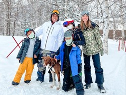 7 Potret Nia Ramadhani Liburan ke Jepang, Asyik Main Ski Bareng Anak & Suami