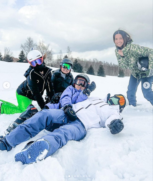 Melalui keterangan di unggahannya Nia mengatakan bahwa ini adalah liburan pertama keluarganya yang semuanya diisi dengan bermain ski. Keluarga Ardi Bakrie itu tampak begitu kompak dan juga harmonis. Foto: Instagram/@ramadhaniabakrie
