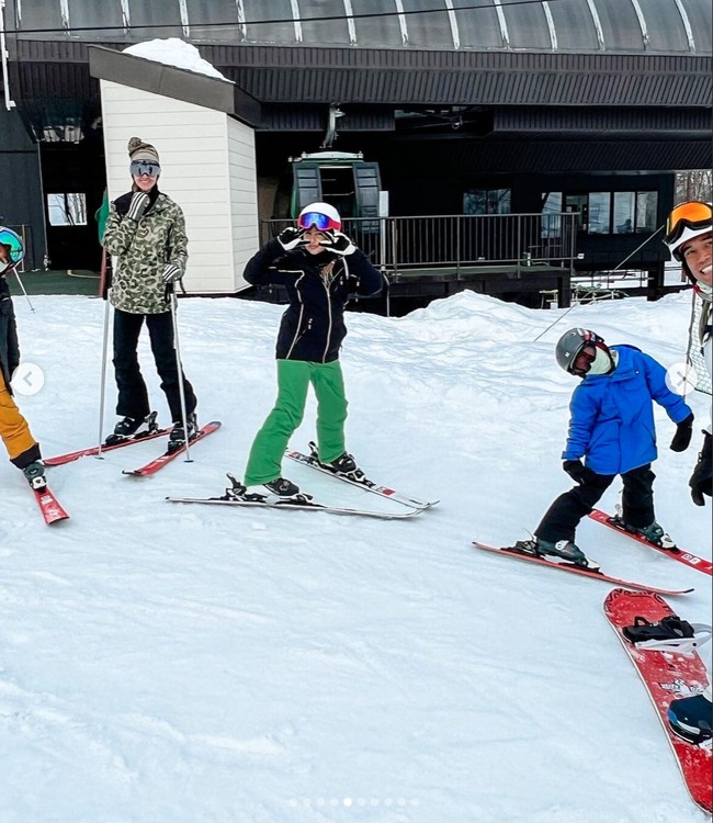 Potret saat Nia dan keluarga sudah siap untuk bermain ski bersama. Nia juga mengungkapkan bahwa selama di sana ia dan suami yang bergantian untuk mengawasi dan mengajari anak-anak mereka bermain ski. “Kalau aku lagi mau fun skiing, nardi yang bantu temenin anak-anak, begitu juga sebaliknya, saat aku lagi pelan-pelan ajarin anak-anak, din ardi bisa snowboard an sendiri lewat jalur yang susah-susah,” tulis Nia. Foto: Instagram/@ramadhaniabakrie