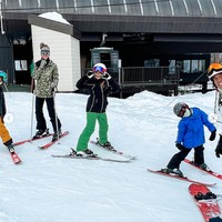 Potret saat Nia dan keluarga sudah siap untuk bermain ski bersama. Nia juga mengungkapkan bahwa selama di sana ia dan suami yang bergantian untuk mengawasi dan mengajari anak-anak mereka bermain ski. “Kalau aku lagi mau fun skiing, nardi yang bantu temenin anak-anak, begitu juga sebaliknya, saat aku lagi pelan-pelan ajarin anak-anak, din ardi bisa snowboard an sendiri lewat jalur yang susah-susah,” tulis Nia. Foto: Instagram/@ramadhaniabakrie