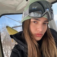 Potret saat Nia Ramadhani melakukan selfie sebelum bermain ski. Terlihat Nia yang sudah mengenakan pakaian hangat lengkap dengan penutup kepala dan kacamata untuk ski. Foto: Instagram/@ramadhaniabakrie