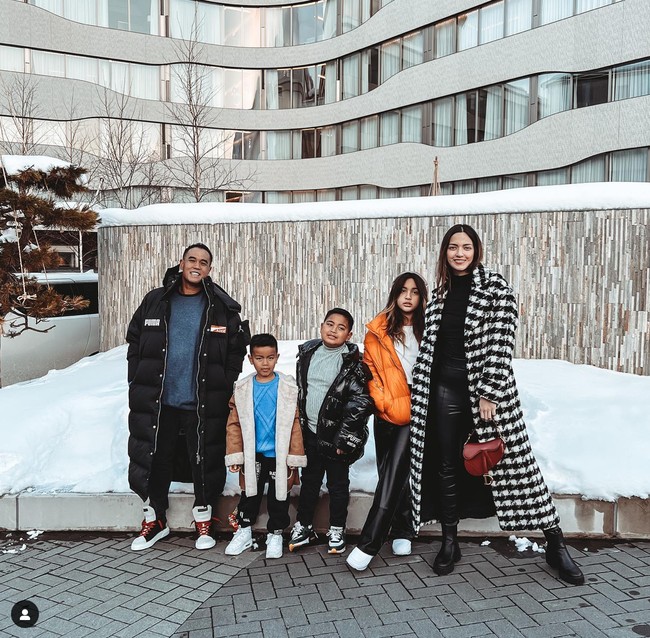Nia Ramadhani kembali berlibur bersama sang suami, Ardi Bakrie, dan ketiga orang anak mereka. Kali ini Nia dan keluarga memilih untuk mengunjungi Niseko, Jepang. Foto: Instagram/@ramadhaniabakrie