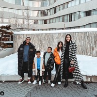 Nia Ramadhani kembali berlibur bersama sang suami, Ardi Bakrie, dan ketiga orang anak mereka. Kali ini Nia dan keluarga memilih untuk mengunjungi Niseko, Jepang. Foto: Instagram/@ramadhaniabakrie