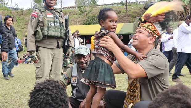 Pangkostrad Letjen TNI Maruli Simanjuntak, mengunjungi Intan Jaya, Papua Tengah. Letjen Maruli menyemangati prajurit serta bercengkrama dengan warga Intan Jaya. (dok Yonif PR 305)