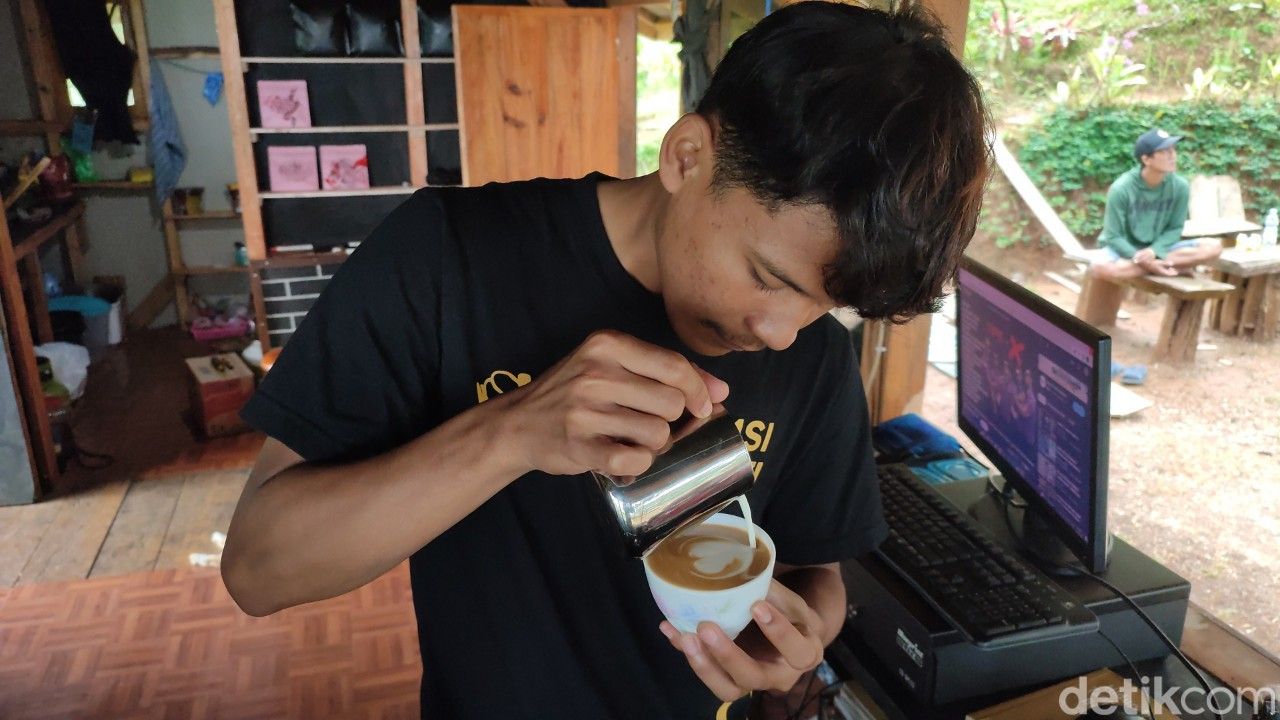 Pasir Bentang, tempat ngopi asyik di tengah hutan pinus Ciamis.
