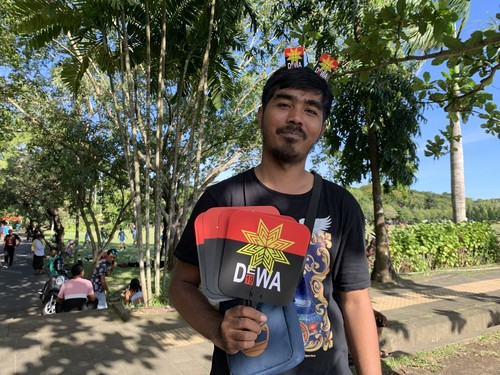 Pedagang penjual suvenir Dewa 19 di Lapangan Niti Mandala Renon, Denpasar, Bali, Jumat (3/3/2023). (Siti Mu’amalah)